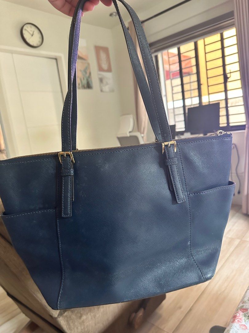 Michael Kors Shoulder Bag (Category: Luxury Bags & Wallets) located in Muntinlupa City. Submitted by psmolera (Listing ID 1306924335, Image 2). Description: MK Charlotte Large Tote bought from US Authentic used (see photos).
