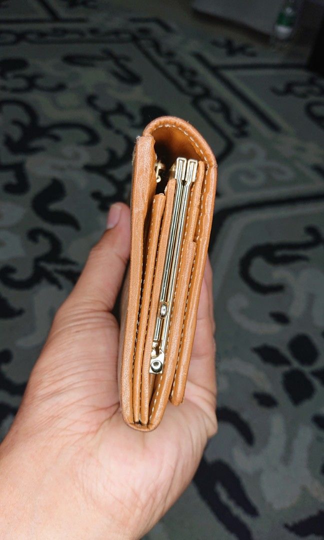 Nina gucci wallet top