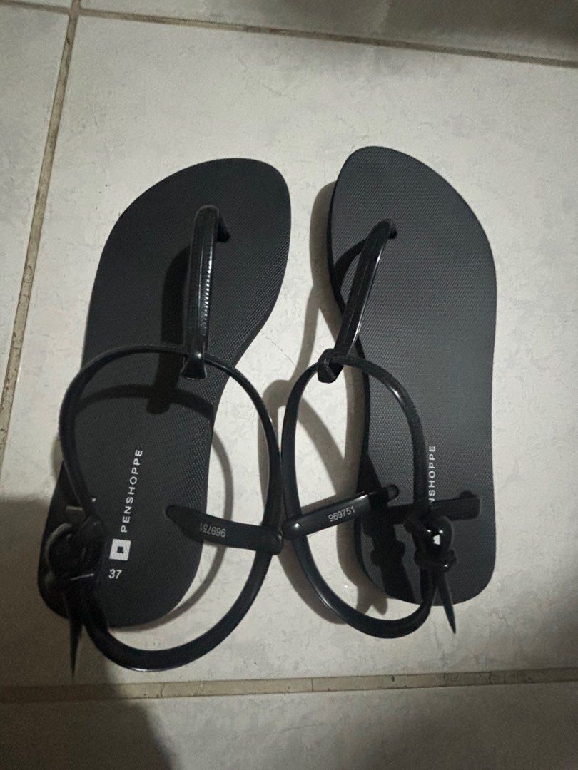 Penshoppe Sandals (Category: Flats & Sandals) located in Caloocan City. Submitted by siobabe (Listing ID 1307018740, Image 1). Description: used once size 37.
