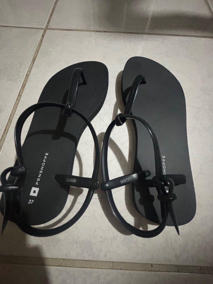 Penshoppe Sandals (Category: Flats & Sandals) located in Caloocan City. Submitted by siobabe (Listing ID 1307018740, Image 2). Description: used once size 37.