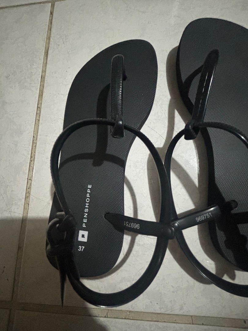 Penshoppe Sandals (Category: Flats & Sandals) located in Caloocan City. Submitted by siobabe (Listing ID 1307018740, Image 3). Description: used once size 37.