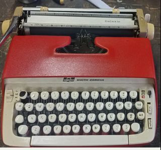 Portable manual typewriter