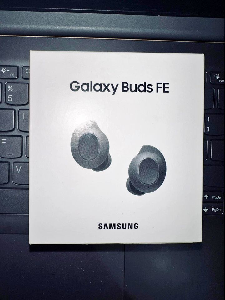 Samsung Galaxy Buds FE (Category: Earphones) located in Quezon City. Submitted by cpaquidian (Listing ID 1306892449, Image 3). Description: FS: BRANDNEW NEVER BEEN OPEN FREEBIES SA S24 BENTA KO NLNG MERON PA KSI AKONG EARBUDS PRO .