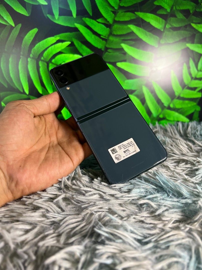 SAMSUNG z flip 3 (Category: Samsung) located in Quezon City. Submitted by mubrogadgets (Listing ID 1306986195, Image 2). Description: SAMSUNG Z flip 3 5g 15999 pesos only ➡️open for cod & cop via lalamove or LBC, only you need is to pay the shipping fee Color: green no issue Smooth nagagamit 100% makinis no dents or scratches naka plastic pa mga gilid nakaplastic pa mga gilid 256gb 8gb 5g network Super AMOLED Qualcomm SM8350 Snapdragon 888 5G (5 