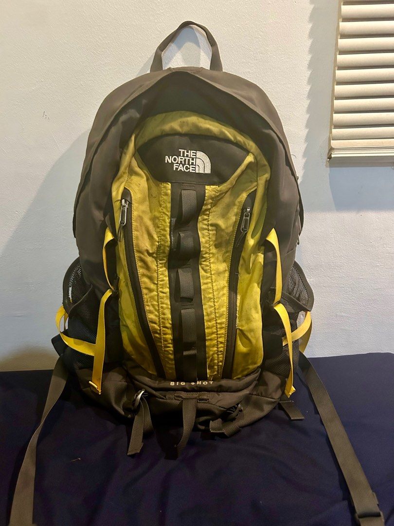 The North Face Big Shot 32L Backpack (Category: Backpacks) located in Makati City. Submitted by calstore (Listing ID 1306951833, Image 2). Description: Original The North Face Big Shot BackPack 32L capacity Issues: 1. Stitched near zipper 2. Torn material (side pocket can be sewn) Backpack still in good condition. No other issues, 💯 original Brand new is around 6k-7k PHP Rfs: decluttering.