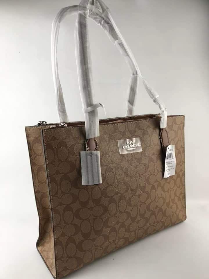 🍀 CCH Nina Carryall Tote (Category: Luxury Bags & Wallets) located in Manila. Submitted by shan_kenz (Listing ID 1307126563, Image 2). Description: 🍀 CCH Nina Carryall Tote ▪️ Size: 36*28*8cm 💰P2,200 ▪️Actual photo ▪️Plus SF.