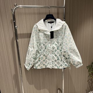(Category: ) located in . Submitted by luxcloset.shop (Listing ID 1307227300, Image 1). Description: .