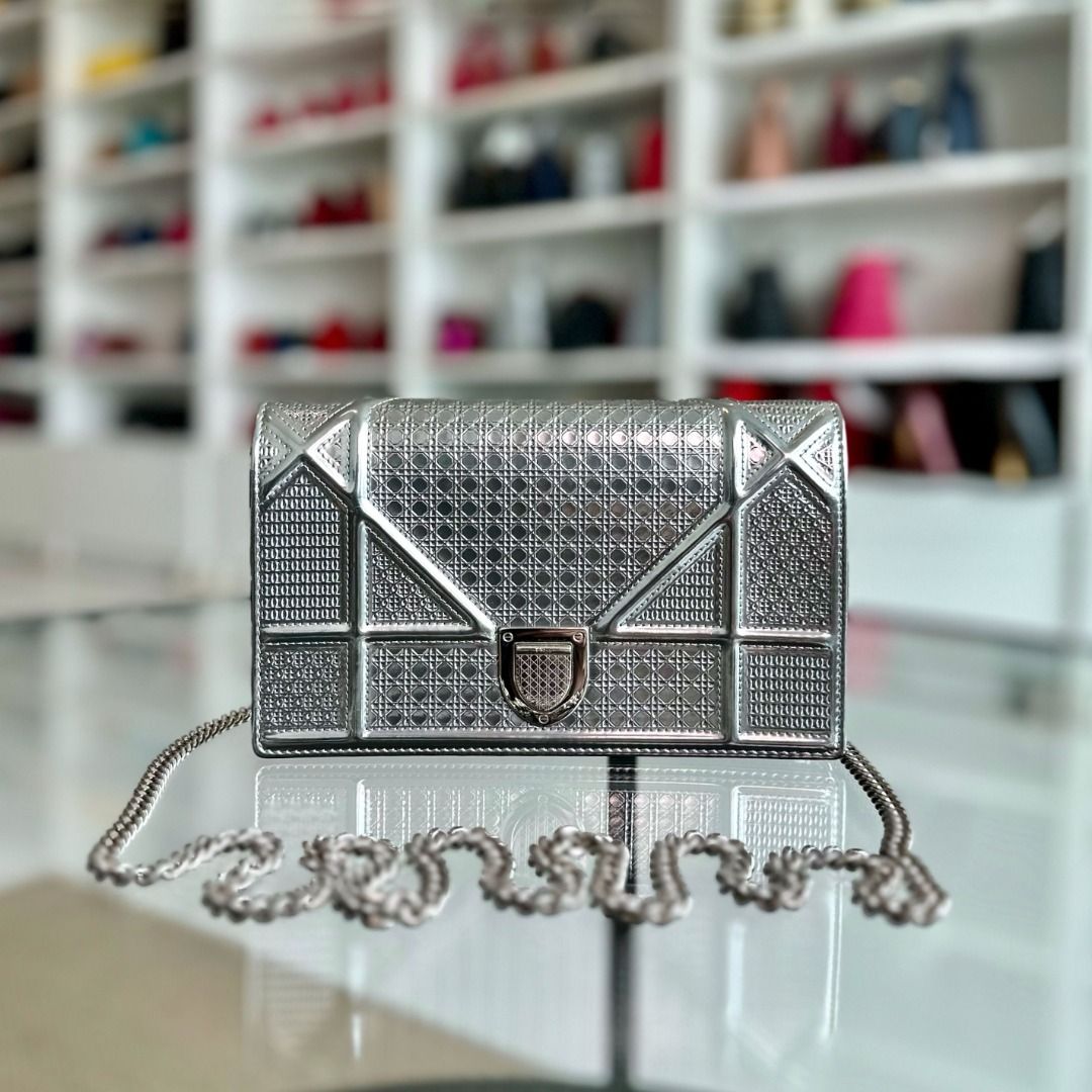 Diorama wallet on chain metallic store