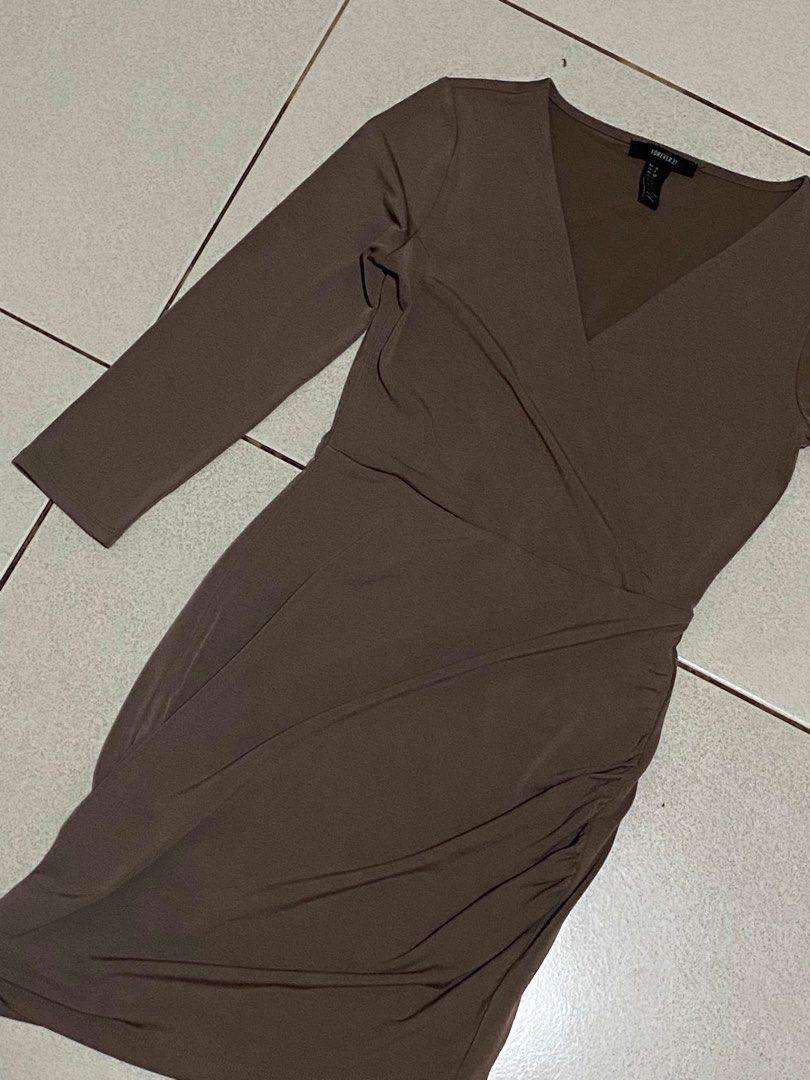 Forever 21 wrap around dress (Category: Dresses) located in Quezon City. Submitted by peachyps (Listing ID 1306937324, Image 1). Description: - super flattering dress - price is negotiable - perfect for girls who has 24-26 waist line :).