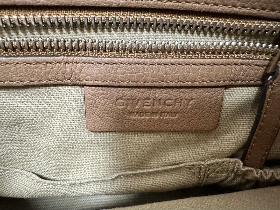 Givenchy （分類：手袋及銀包）位於 Hong Kong。 由 fty2022 提交（商品編號 1307205744，圖片 3）。簡介： 新淨、少用，搬屋斷捨離 粉嶺交收或順豐到付 不議價。