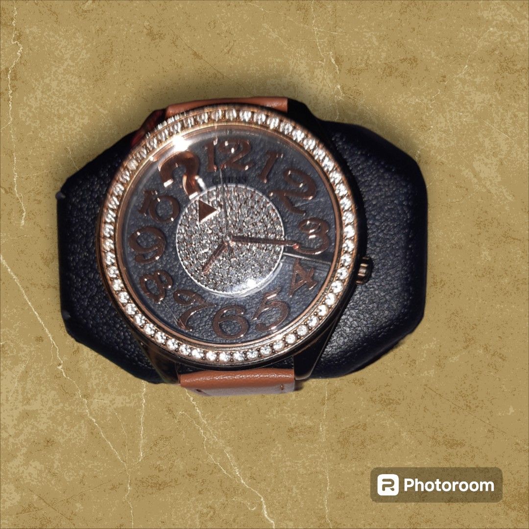 GUESS watch ref.W13096L1 (Category: Women's Watches) located in Bacolod City. Submitted by valuabletime79 (Listing ID 1307168874, Image 1). Description: Manufacturer: GUESS Type of mechanism: quartz Gender: women's WATCH CASE Case Material: stainless steel, IP coating (full), material: gold-plating Case shape: round Water-resistant: yes Shockproof: no Thickness not specified Power source: batteries Quartz DISPLAYS AND GLASS Glass type: mineral Di