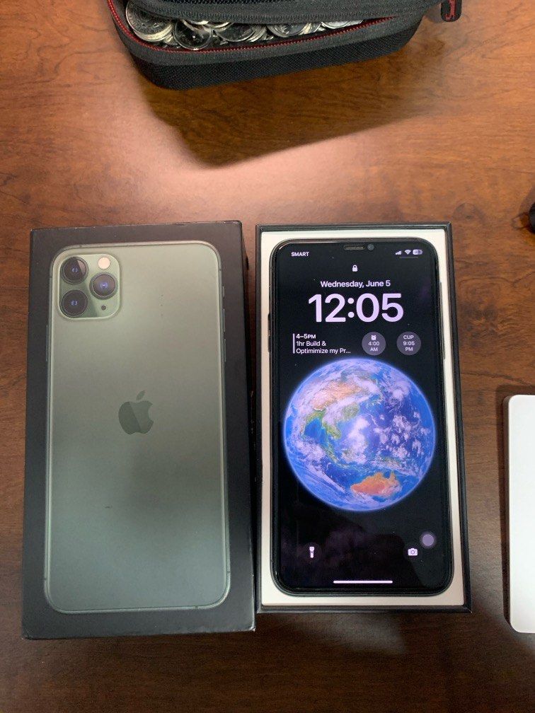 Iphone 11 Pro Max 512GB with Original Box (Category: iPhone 11 Series) located in Manila. Submitted by jkdee22 (Listing ID 1307091304, Image 1). Description: ✅512gb storage ✅Purchased from Globe Store - open line to all networks ✅With original box and charger ✅ With free case 3 pcs ✅ No major dents & scratches,screenprotector installed since Day 1 🔋73% battery health (Tips: you can buy a replacement battery to Apple service center so it will loo