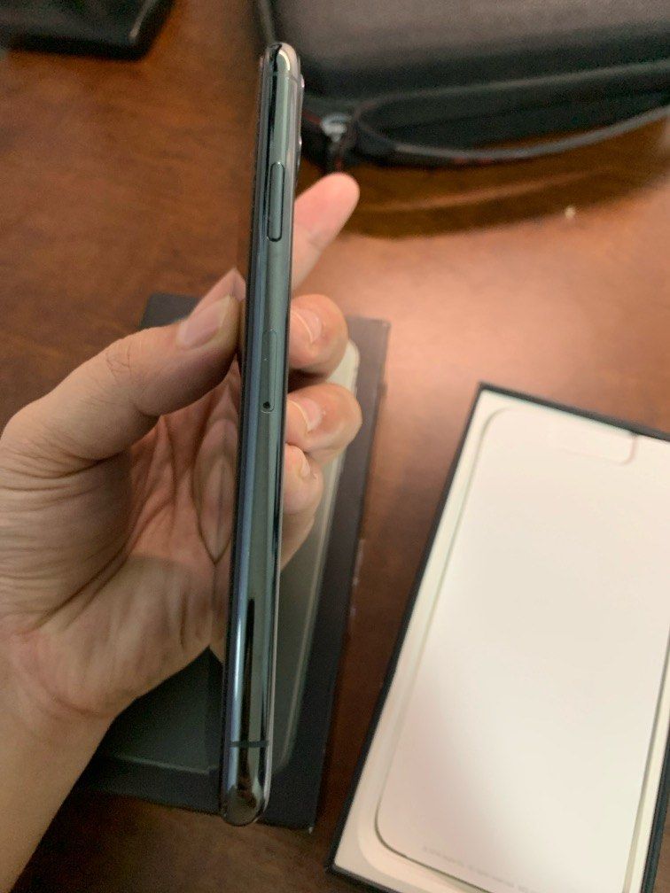 Iphone 11 Pro Max 512GB with Original Box (Category: iPhone 11 Series) located in Manila. Submitted by jkdee22 (Listing ID 1307091304, Image 3). Description: ✅512gb storage ✅Purchased from Globe Store - open line to all networks ✅With original box and charger ✅ With free case 3 pcs ✅ No major dents & scratches,screenprotector installed since Day 1 🔋73% battery health (Tips: you can buy a replacement battery to Apple service center so it will loo