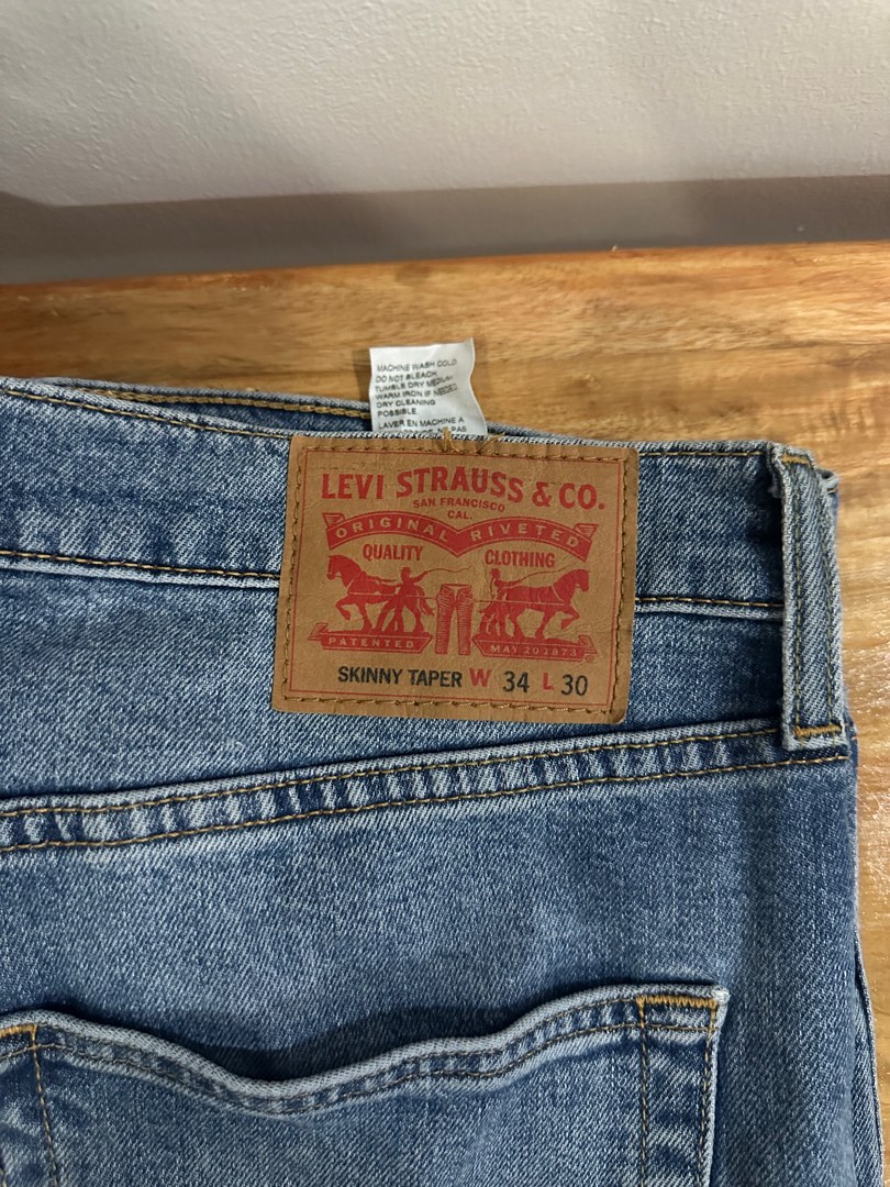Levis 34 waist top
