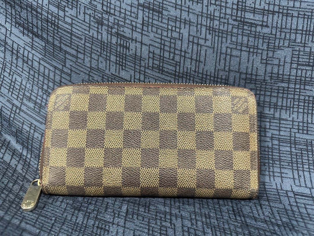 LV Damier zippy wallet (Category: Luxury Bags & Wallets) located in Pasig City. Submitted by pearlovesjohann (Listing ID 1307097322, Image 3). Description: Lining shows signs of use please see photos.