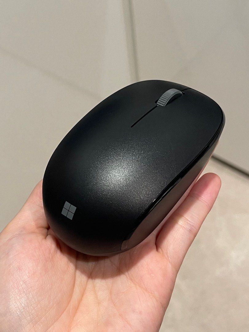 Microsoft wireless mouse (Category: Mouse & Mousepads) located in Singapore. Submitted by fcwss (Listing ID 1307168328, Image 1). Description: .