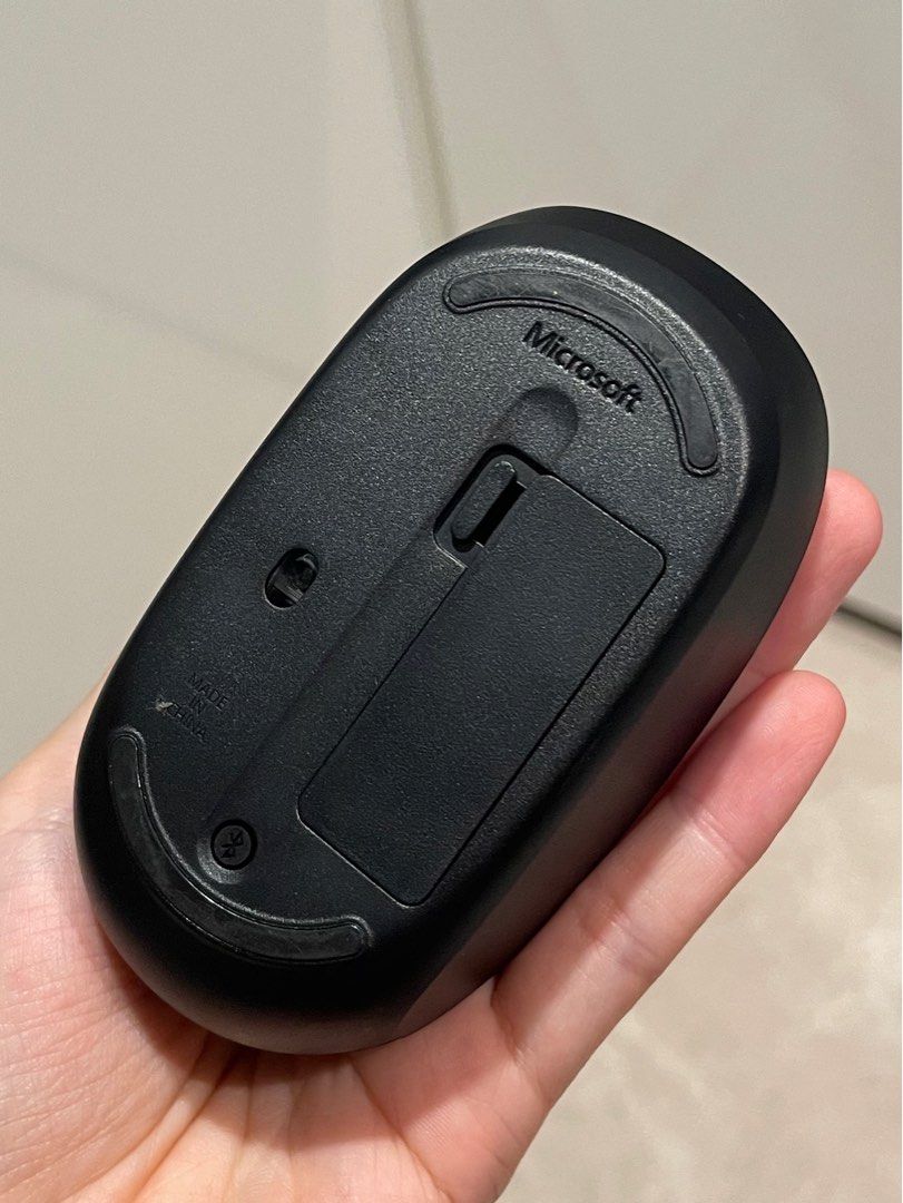 Microsoft wireless mouse (Category: Mouse & Mousepads) located in Singapore. Submitted by fcwss (Listing ID 1307168328, Image 2). Description: .
