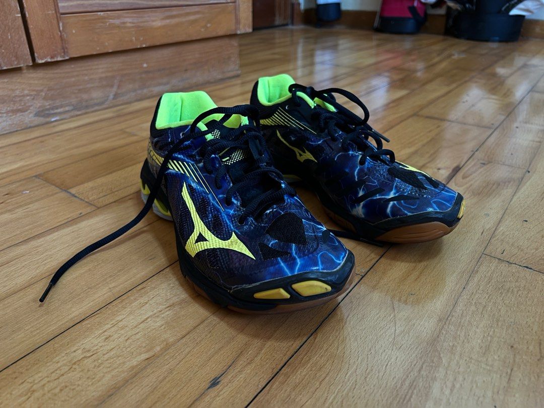 Mizuno lightning wave Z4 volleyball shoes Men s Fashion Activewear on Carousell