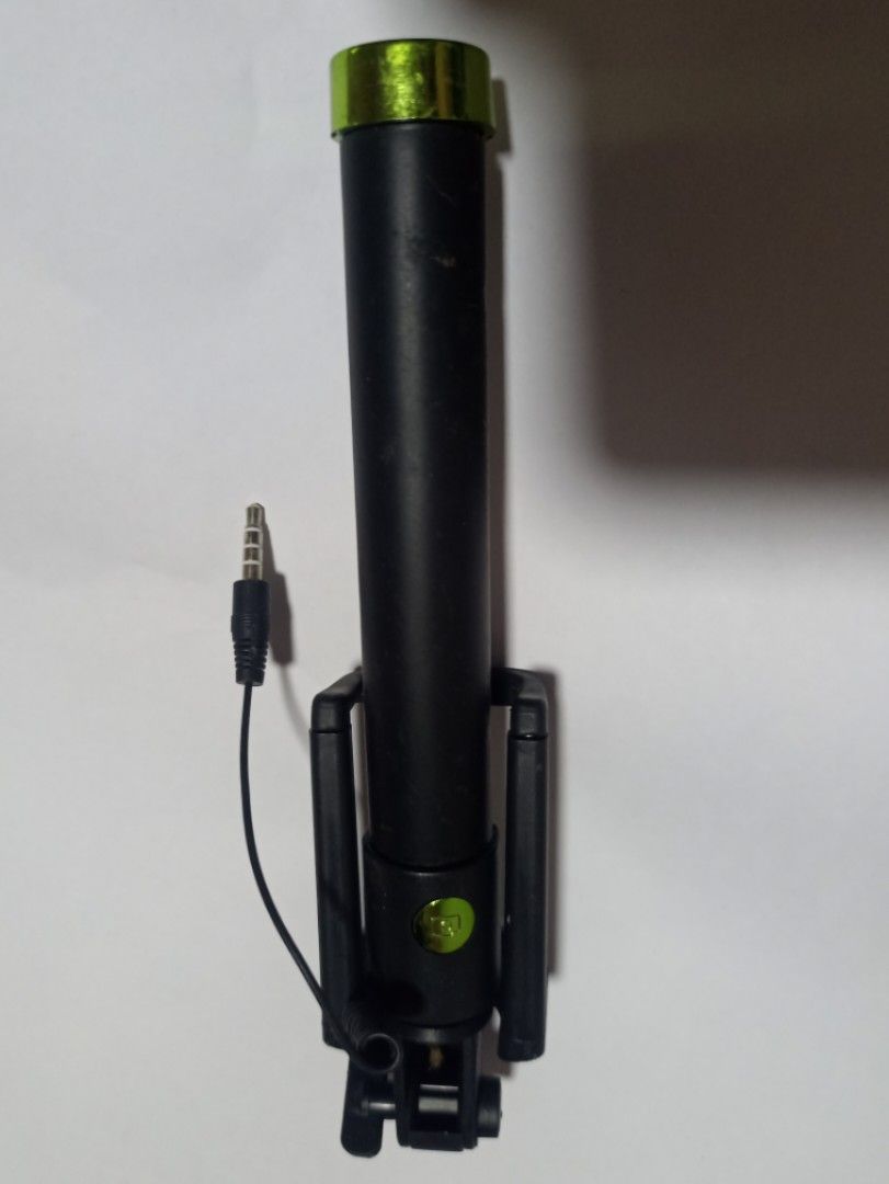 Selfie Stick (Category: Mounts & Holders) located in Pasig City. Submitted by charlottedestash_ (Listing ID 1307087384, Image 1). Description: DESTASH Free for buyers.