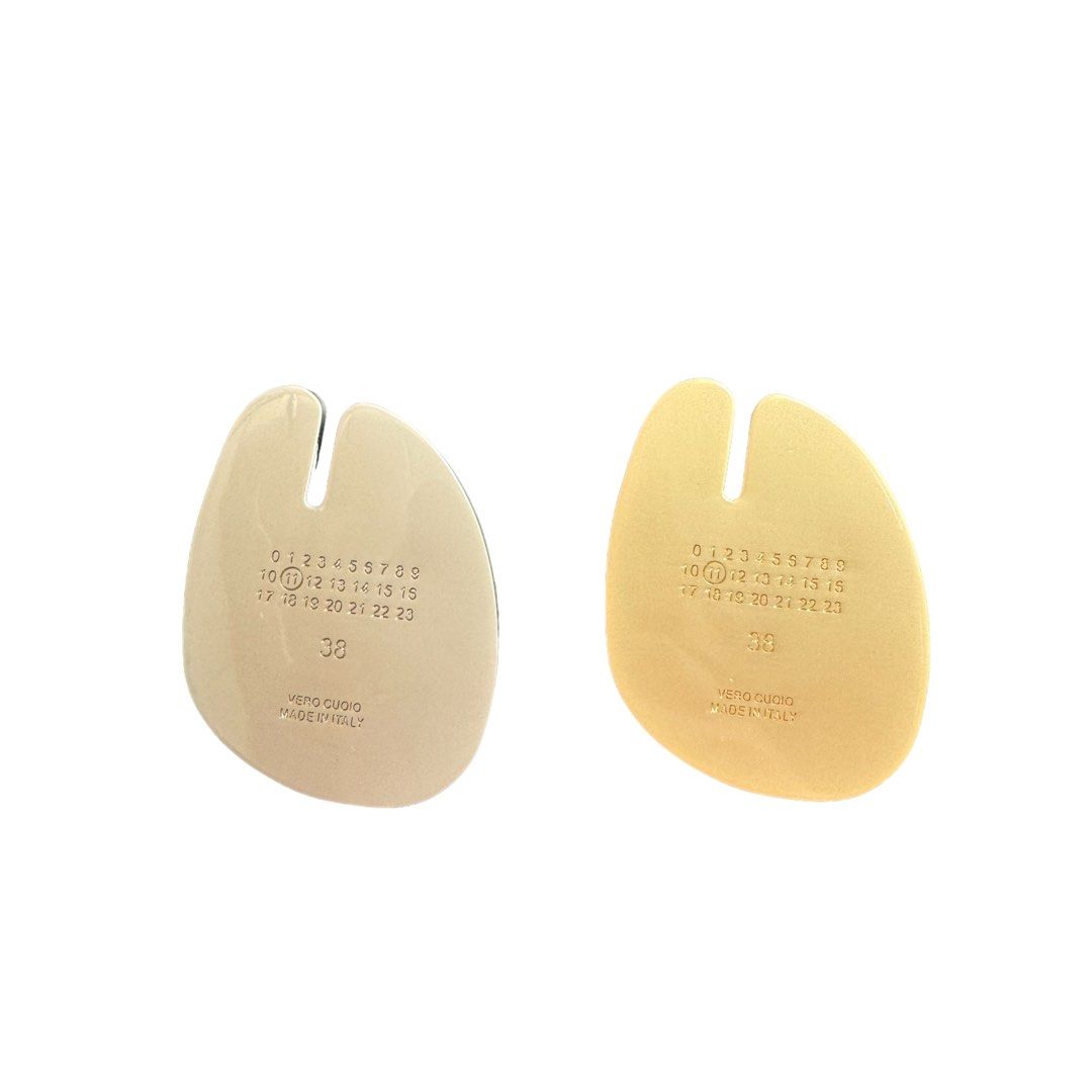 Tabi popsocket metal phone grip (Category: Cases & Sleeves) located in Taguig. Submitted by ShopCesca (Listing ID 1301792807, Image 2). Description: Comes in 2 colors: platinum silver and champagne gold.
