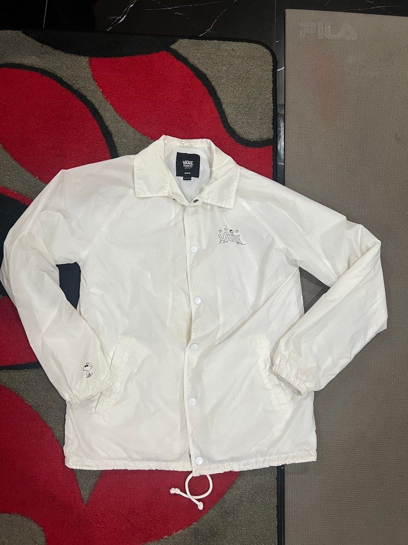 vans x peanuts (Category: Coats, Jackets and Outerwear) located in Santiago. Submitted by immikehell (Listing ID 1307062739, Image 1). Description: vans x peanuts medium stains hndi ko alam pano tangalin.