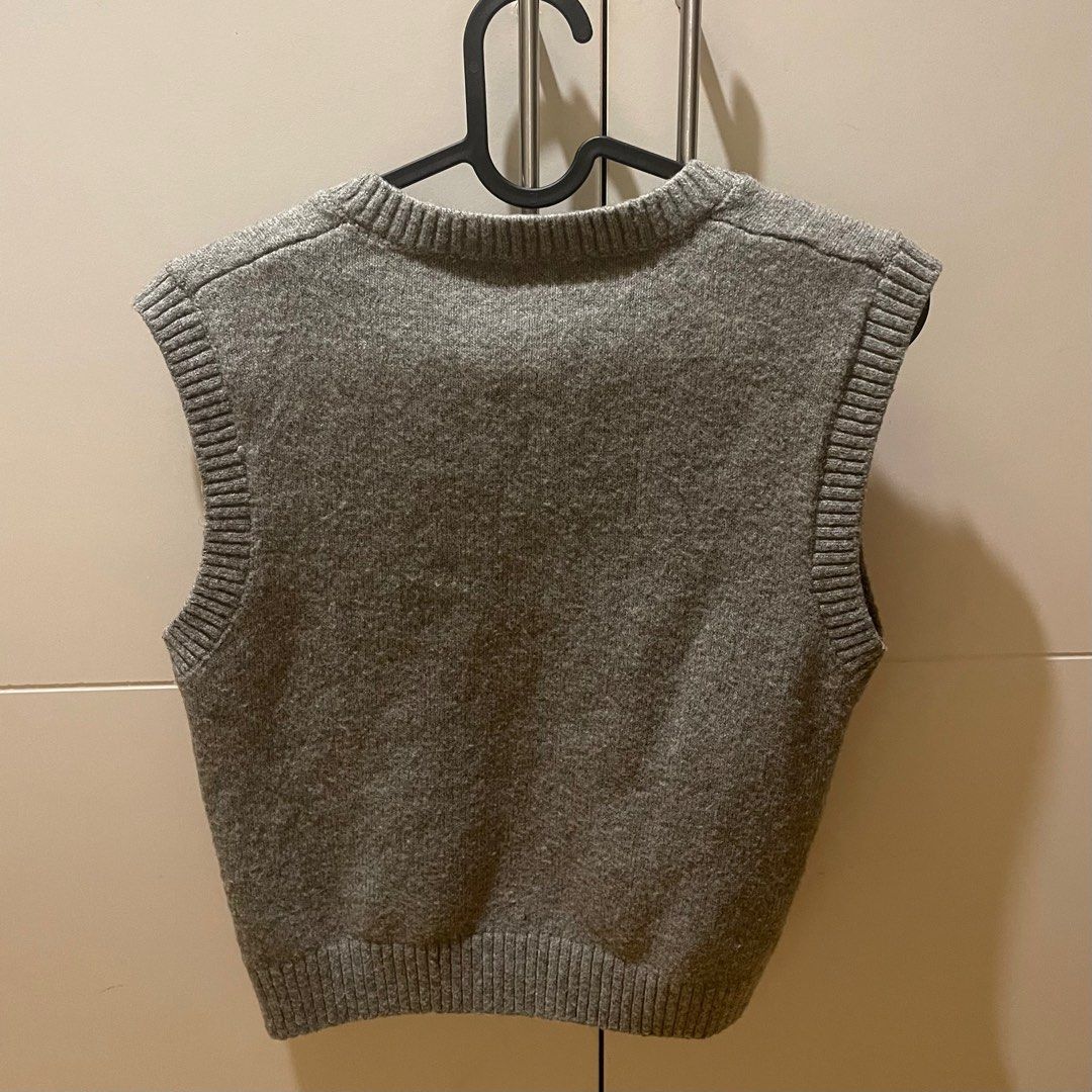 Zara Gray Vest Top (Category: Blouses) located in Manila. Submitted by declutter_with_m3 (Listing ID 1307193582, Image 2). Description: used ONCE!! i love it but also don’t think it suits me but it’s soooo nice. Great quality bought for like 2,100 MoP: Gcash/BDO lalamove/gogoxpress .