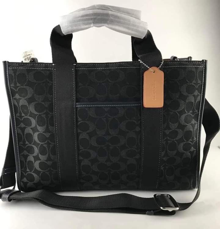 🍀 CCH Smith Tote (Category: Luxury Bags & Wallets) located in Manila. Submitted by shan_kenz (Listing ID 1307244596, Image 2). Description: 🍀 CCH Smith Tote ▪️13 1/2" (L) x 10" (H) x 5" (W) 💰P2,200 ▪️Actual photo ▪️Plus SF.