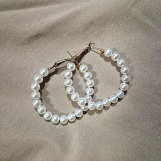 ✨️ FREE with any purchase ✨️ Lightweight pearl hoop earring
