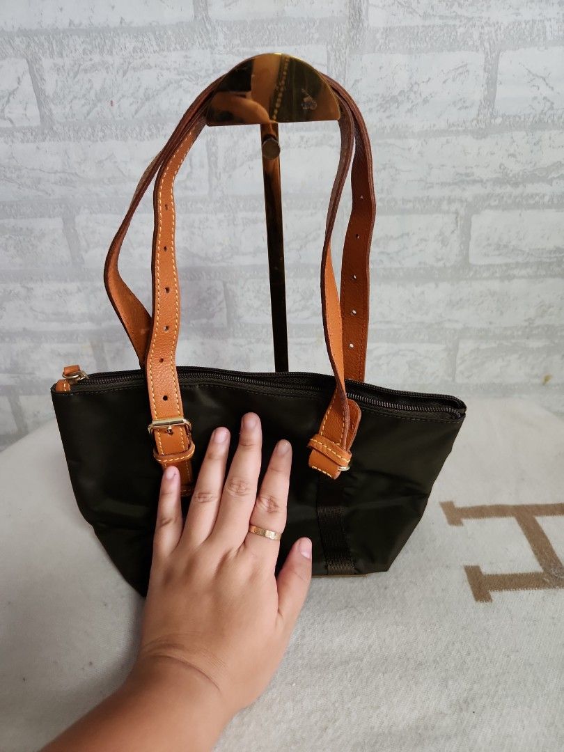 authentic Brics small tote bag (Category: Shoulder Bags) located in Quezon City. Submitted by secondtimearoundph (Listing ID 1307276248, Image 2). Description: .