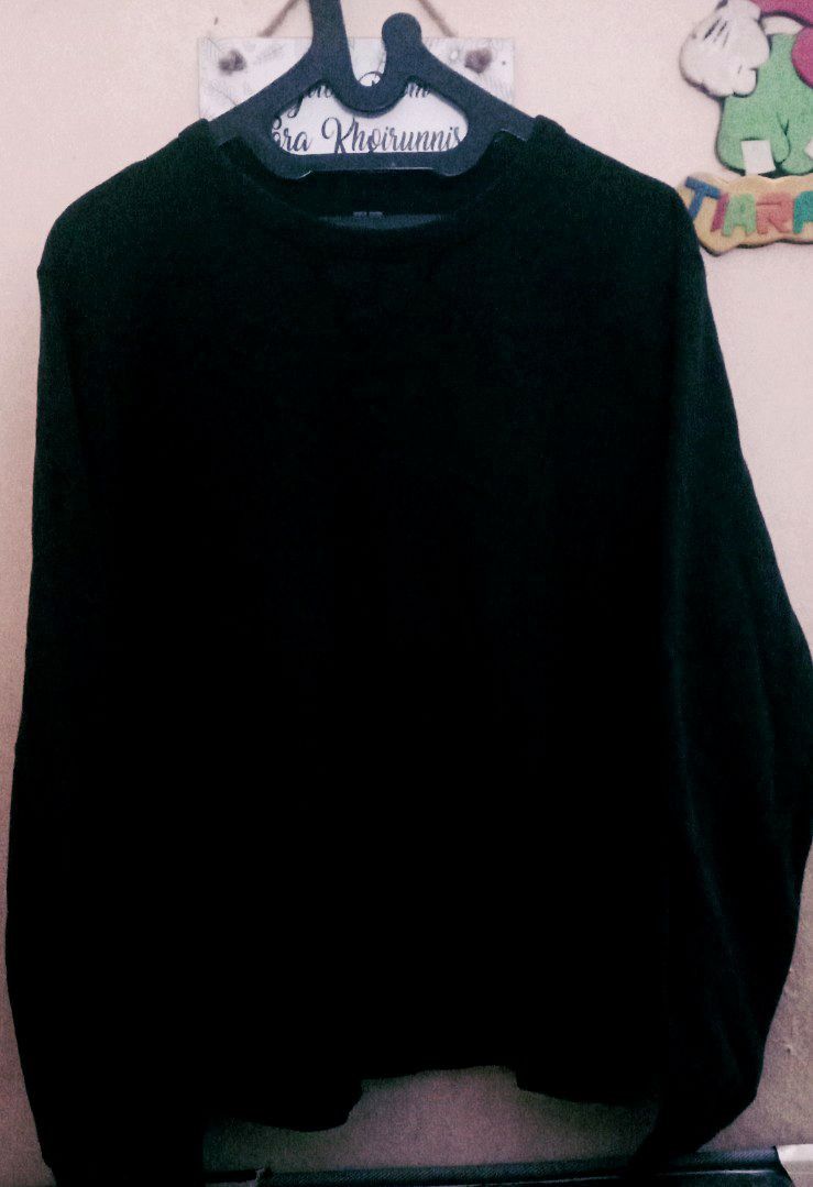 Crewneck Uniqlo Hitam Polos Fesyen Pria Pakaian Baju Luaran di Carousell