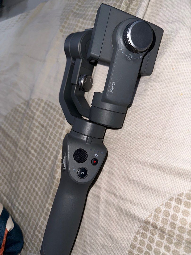 DJI OSMO MOBILE 2 (Category: Gimbals & Stabilizers ) located in Pateros City. Submitted by sleepyguy12 (Listing ID 1307329664, Image 2). Description: No box. Still works perfectly! Preloved so please manage expectations..