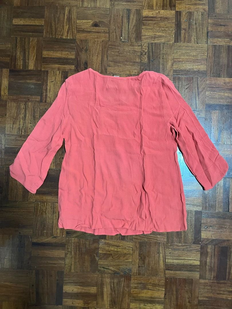Forever 21 sleeve top (Category: Longsleeves) located in Quezon City. Submitted by official.lostcorner (Listing ID 1307383249, Image 2). Description: Original Forever 21. No issues. Looks good as new..