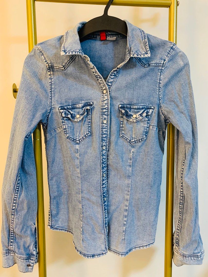 H&M stretchy denim top (Category: Longsleeves) located in Quezon City. Submitted by ron_s (Listing ID 1307321199, Image 1). Description: Bawas gamit 💕 Nice stretchy fabric For to S frame.