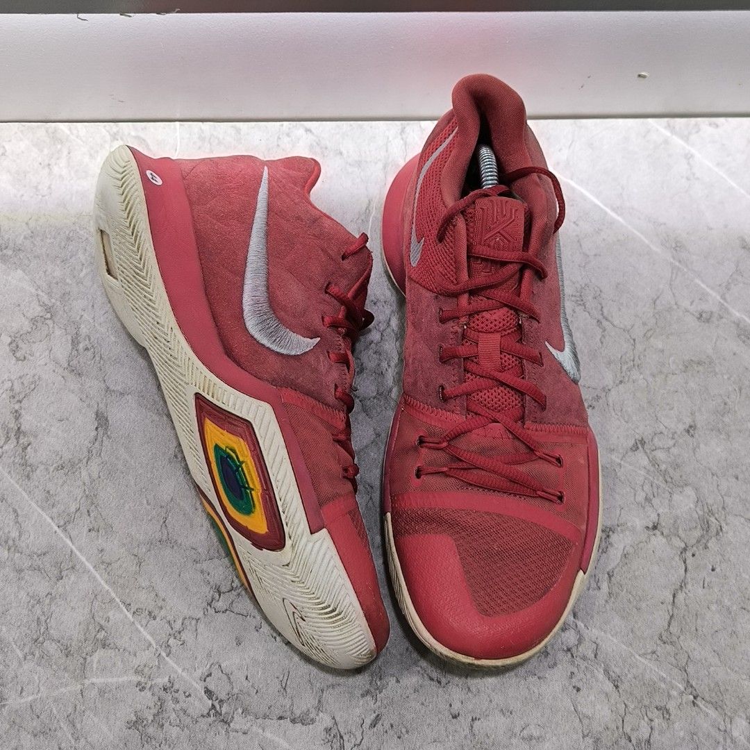 Nike Kyrie Red Suede, Fesyen Pria, Sepatu Sneakers di Carousell