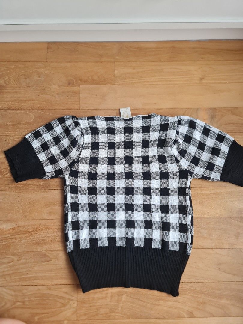patterned top (Category: Other Tops) located in Singapore. Submitted by jjoylol (Listing ID 1307294335, Image 2). Description: patterned top ✧˖°. tagged size : s unwashed and unworn, in 10/10 condition. can meetup or deliver to my convenience, no negotiations allowed. meetups are at harbourfront, tiong bahru, novena, paya lebar mrt. preferred methods of payment are paynow/paylah do dm for more info ab measurements and/or more photos..