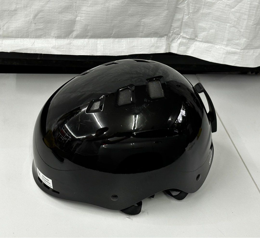 Smith Youth Holt Jr Ski Helmet, Black (Category: Bicycles) located in Pasay City. Submitted by jen.pen (Listing ID 1307308721, Image 3). Description: Smith Youth Holt Jr Helmet, Black Size: Youth Y/M 53-58 cm * Note: Missing buckle lock. Light scratches A quiver of one. The Holt Jr. helmet serves up four-season certification, so your young sports junkie can reach for one helmet for coverage from terrain park to skate park or backcountry kicker. S