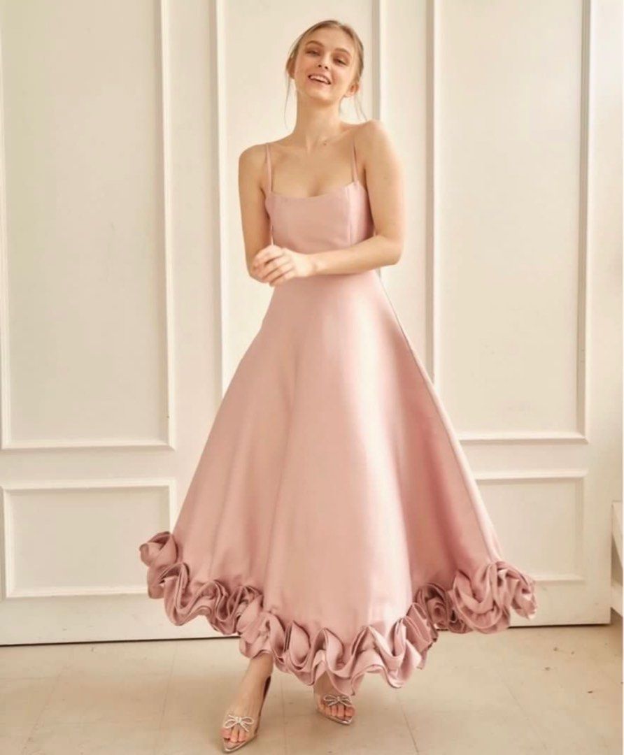 Rent Only: Style Staple Dress (Category: Evening dresses & gowns) located in Pasig City. Submitted by bananaee (Listing ID 1307274010, Image 1). Description: 1k deposit (included in listing price).