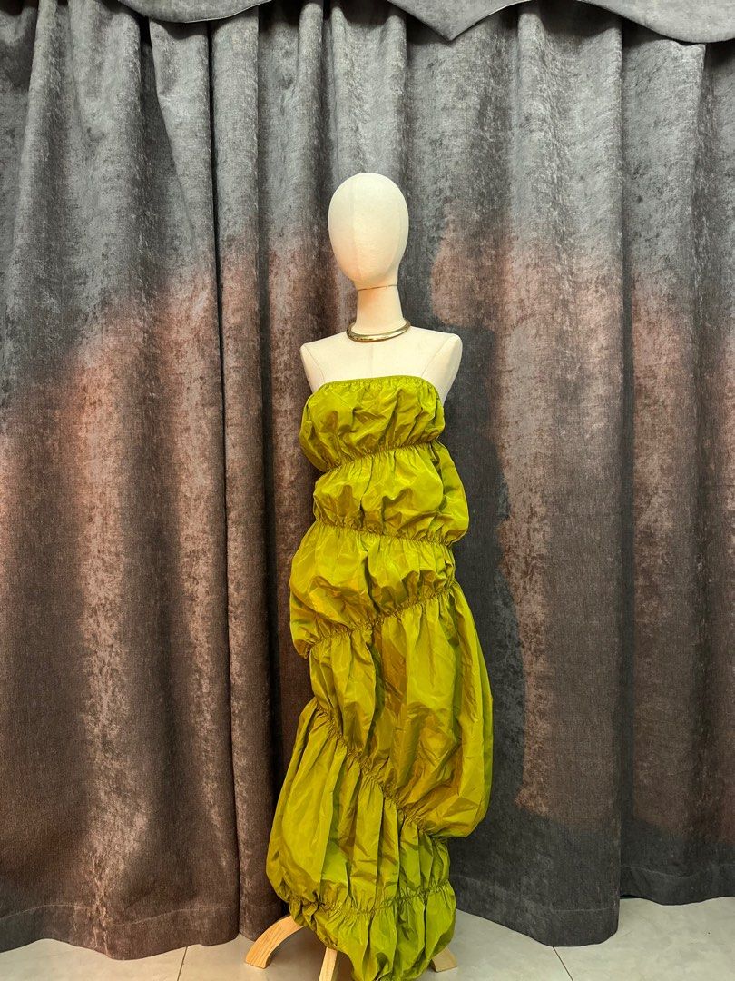 Stylish apple green puff dress (Category: Dresses) located in Manila. Submitted by syndier22 (Listing ID 1307284853, Image 1). Description: Unique dress that makes you look cute 🥰 Can fit up to semi large .