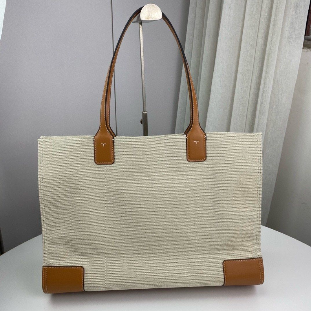 Tory Burch canvas tote bag handbag shoulderbag (Category: Tote Bags) located in Singapore. Submitted by fascinating.premium.bag.mall (Listing ID 1307271947, Image 3). Description: Large number 036, the latest original single cotton canvas with leather single shoulder carry shopping bag only one color, very beautiful size stock large size 44/13/33, small size 33.11.25.