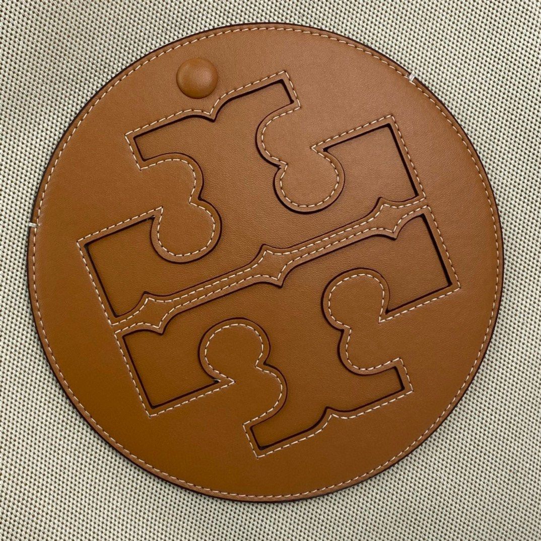 Tory Burch canvas tote bag handbag shoulderbag (Category: Tote Bags) located in Singapore. Submitted by fascinating.premium.bag.mall (Listing ID 1307271947, Image 2). Description: Large number 036, the latest original single cotton canvas with leather single shoulder carry shopping bag only one color, very beautiful size stock large size 44/13/33, small size 33.11.25.