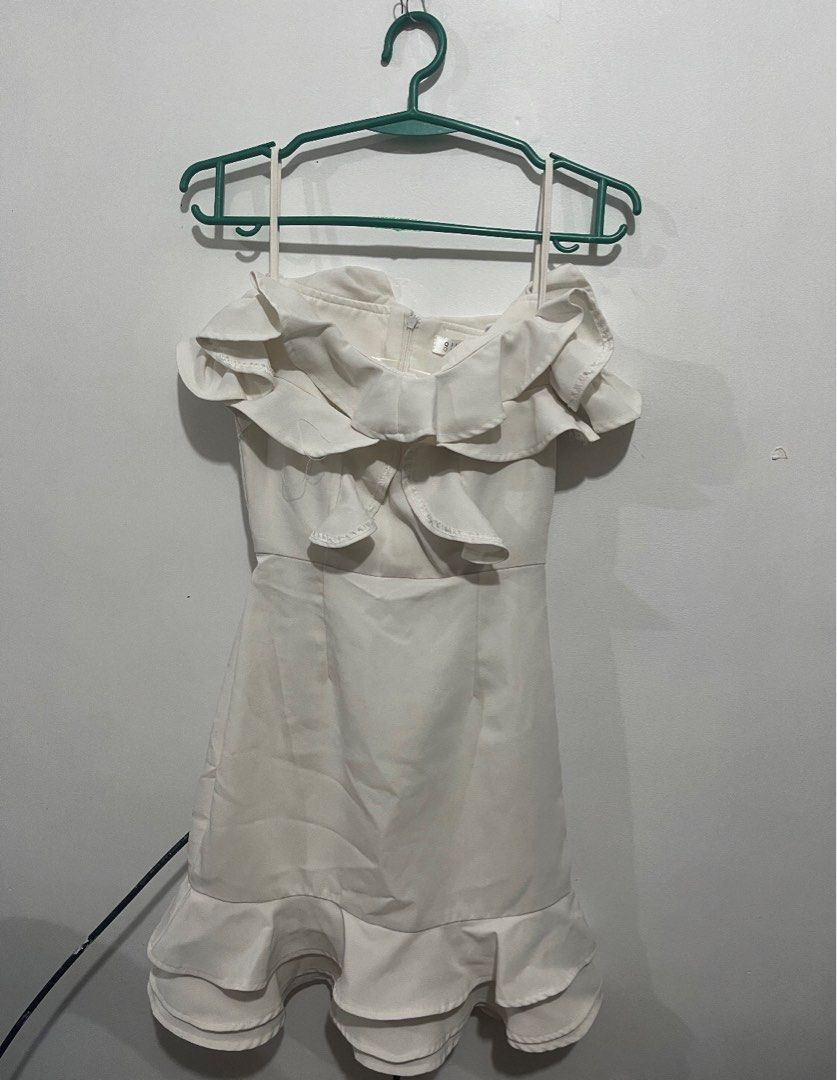 White Graduation Dress (Category: Dresses) located in Minalin. Submitted by declutter_ry (Listing ID 1307314377, Image 1). Description: Reselling this white dress! This should have been my graduation dress 🥲Unfortunately, it doesn’t fit. For petite girlies! xs-s frame Waist: 23-24 in (I’m 25-26) Height: 5’4 Condition: 10/10, vg quality! 🥲 Bought this for 400 + sf. Reselling it for 300 + sf (price still negotiable if sure buyer) Bilhin nyo na go