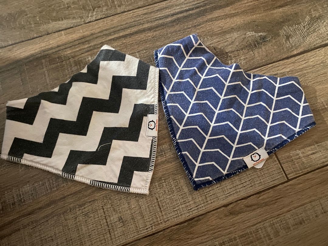 [32] 2 pcs bibs (Category: Baby Toiletries & Grooming) located in Marikina City. Submitted by oldschooljunkies (Listing ID 1307490639, Image 1). Description: .