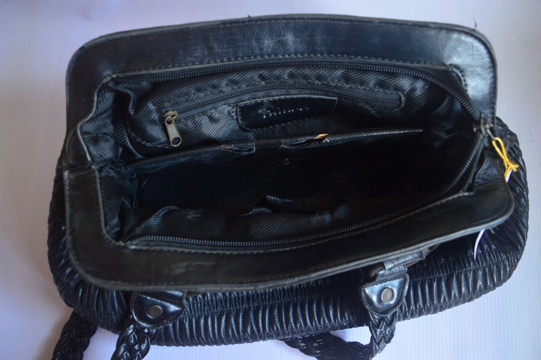34 Kimbel Black Shoulder Bag (Category: Shoulder Bags) located in Quezon City. Submitted by rizshamelo (Listing ID 1307448877, Image 3). Description: Black Zipper closure 2 compartments with zippered inner pocket 2 front pockets RFS: My grandmother is decluttering her collection of bags. .