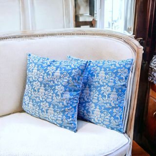 A PAIR OF BRAND NEW  CHINOISERIE PRINTED 45CM THROW PILLOW CASES