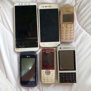 Damaged Old Phones bundle for sale