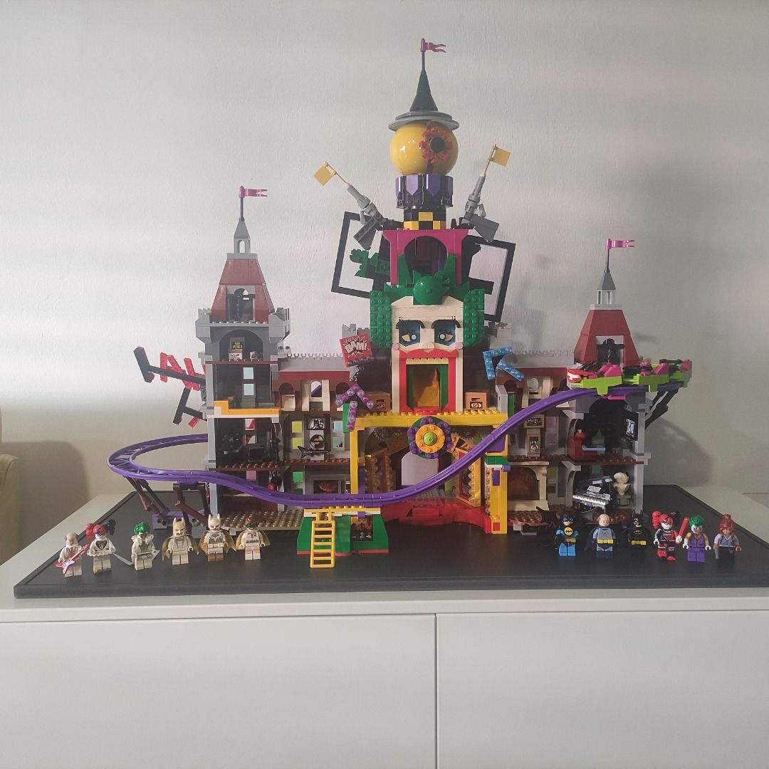 LEGO The Joker Manor 70922 with EXTRA minifigs. Batman Joker Robin Harley Quinn Alfred