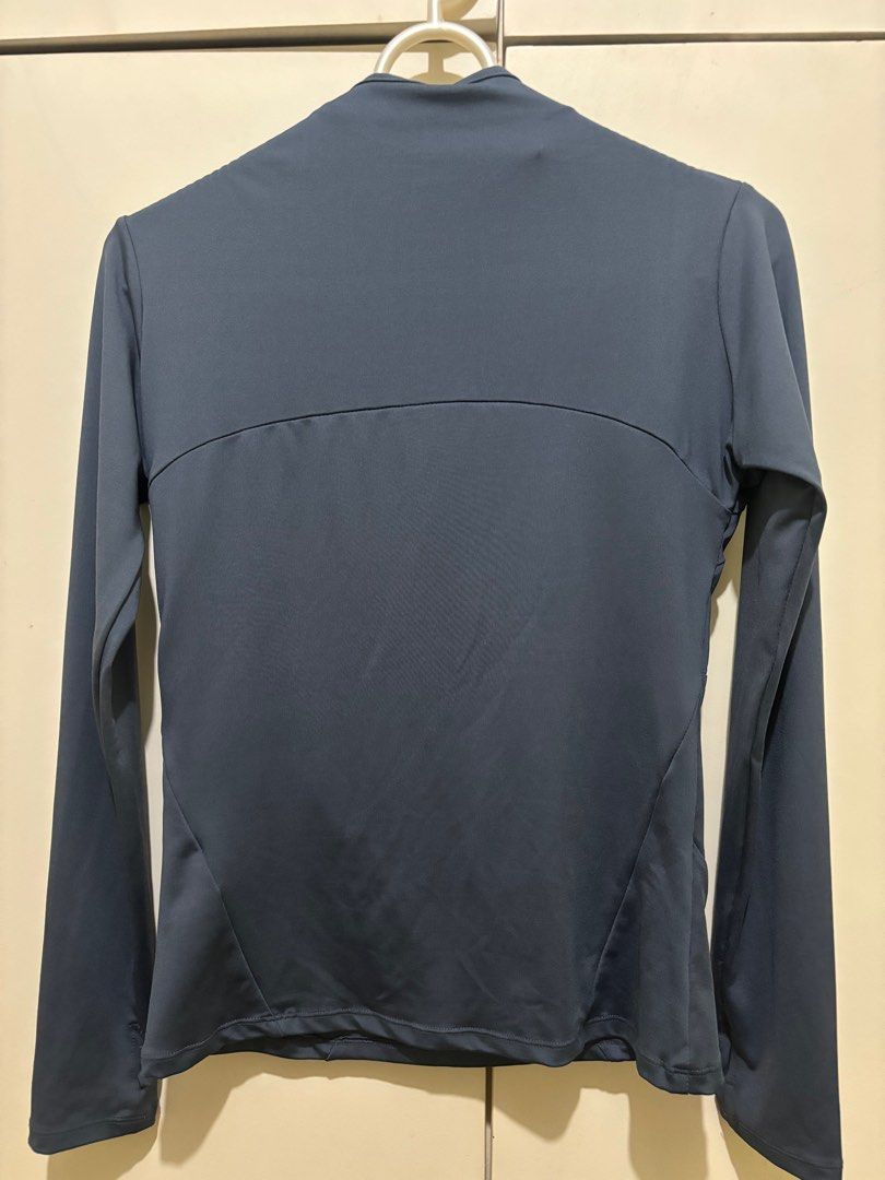 Long Sleeved Sports Top (Category: Activewear) located in Davao. Submitted by allthatstuff (Listing ID 1307530295, Image 2). Description: L 22.5 inches W 13 inches (armpit to armpit) Sleeve length 22 inches Quick drying, with pockets Used several times but still in good condition RFS: Does not fit anymore Payment plus SF if delivery.
