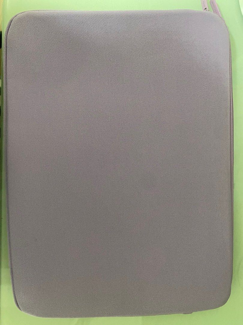 Macbook case folder （分類：手提電腦袋）位於 Hong Kong。 由 picklebeanhoes 提交（商品編號 1307489175，圖片 2）。簡介： Kakao friends. - Macbook sleeve case folder Used few times. 。