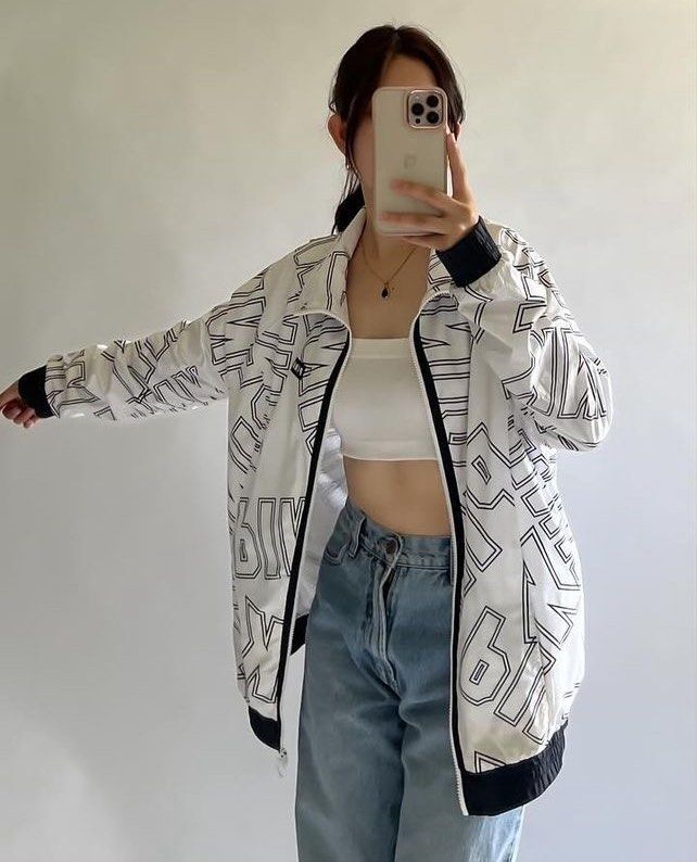 PINK streetwear windbreaker (Category: Coats, Jackets and Outerwear) located in San Pedro. Submitted by and3333 (Listing ID 1307550520, Image 1). Description: Orig pink (victoria’s secret brand) Fits s-m Superb quality No issues Bought from ig .