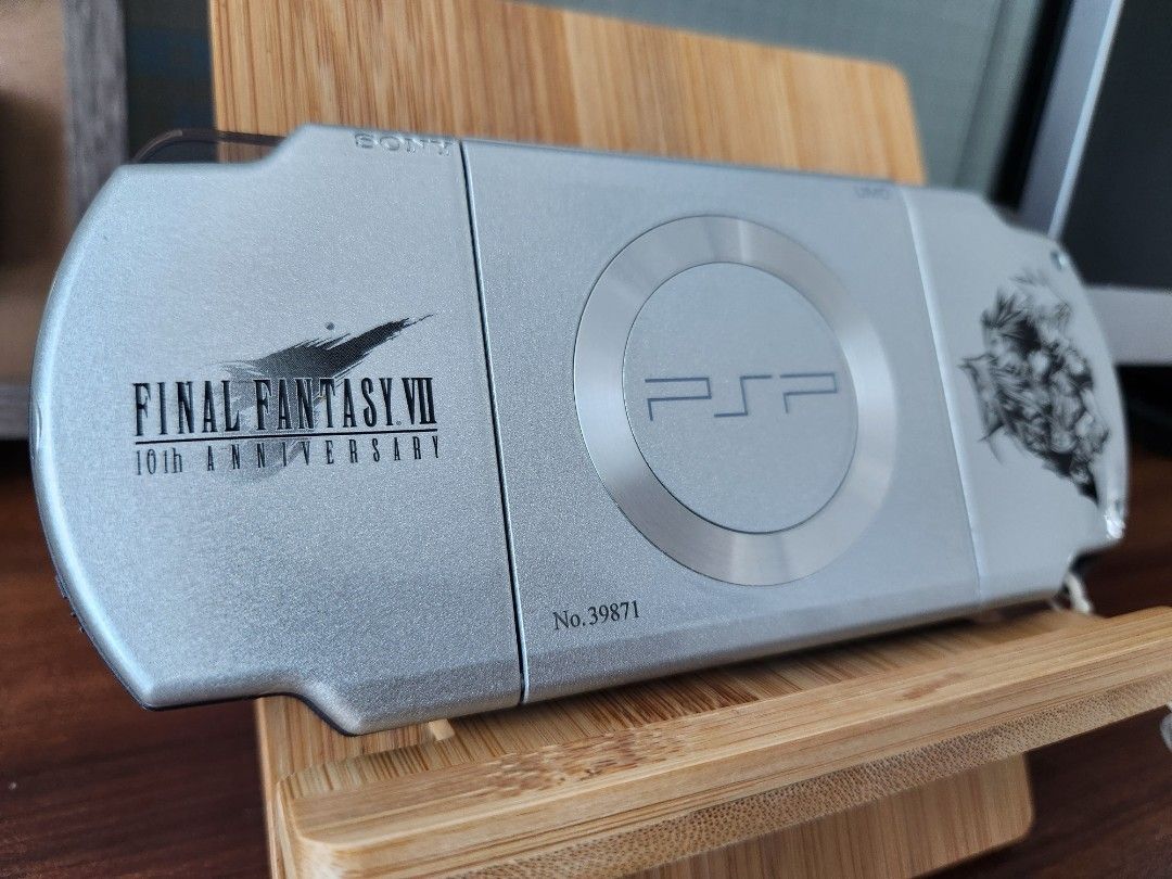 美品　ファイナルファンタジーVII クライシスコア PSP 10周年限定品 PSP FFVll 限定モデル PSP本体 Crisis Core: FFVII 10周年記念版